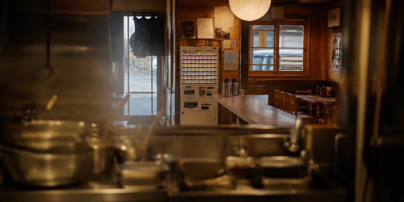 厨房の中から、店の入口にある券売機のほうを見た風景