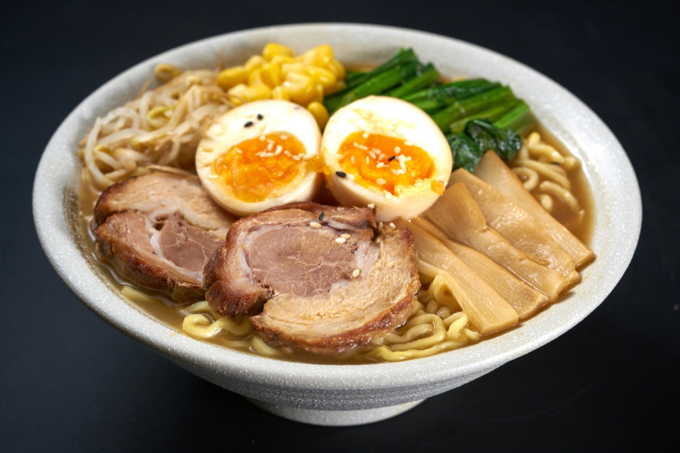 チャーシューと味玉がのった、一杯のラーメン